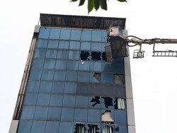 Damkar Pakai Bronto Skylift Sisir Korban Kebakaran Gedung di Jakpus