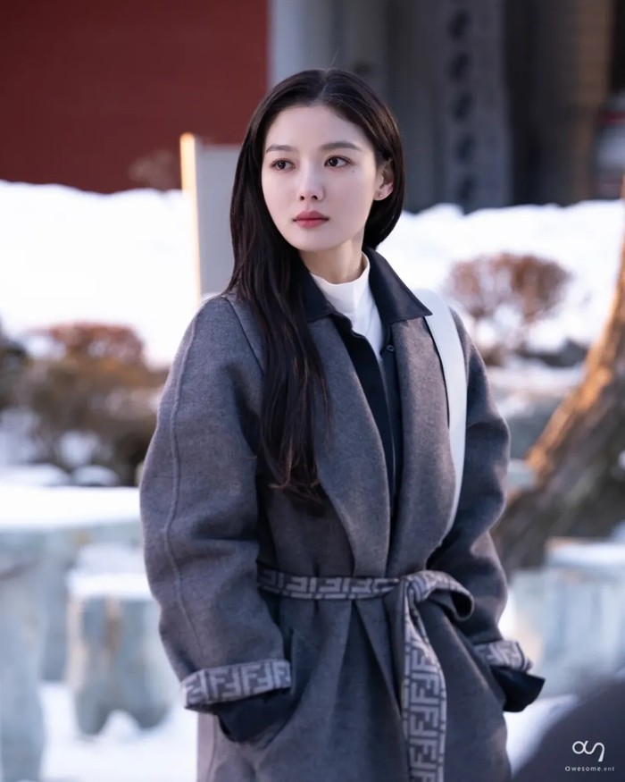 Di kesehariannya, Baek Ah Jin selalu menitikberatkan kemewahan di dalam gaya berpakaiannya. Poin utama item fashion dalam potretnya di atas adalah mantel abu tebal dari brand ternama./ Foto: instagram.com/awesome_ent_official