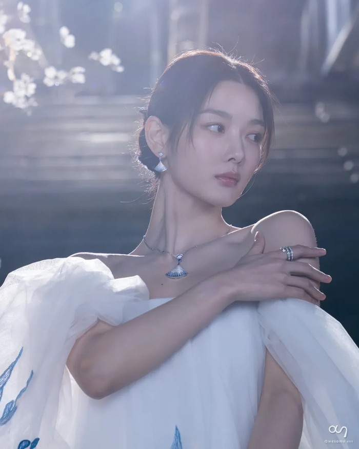 Di salah satu adegan, Kim Yoo Jung tampil memesona menggunakan gaun putih berpotongan mengembang lengkap dengan perhiasan berupa anting-anting permata dan kalung berlian./ Foto: instagram.com/awesome_ent_official