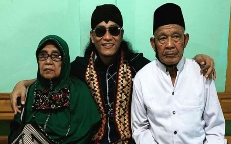 Gus Miftah antar ayah ke peristirahatan terakhir