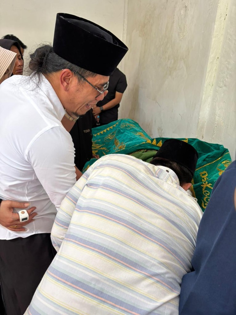 Gus Miftah antar ayah ke peristirahatan terakhir