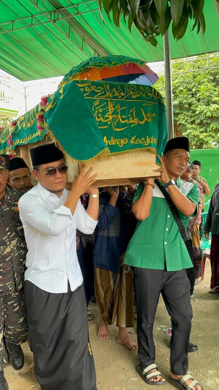 Gus Miftah antar ayah ke peristirahatan terakhir