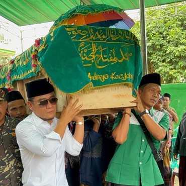 Momen Gus Miftah Tak Kuasa Tahan Tangis Saat Antar Ayah ke Peristirahatan Terakhir