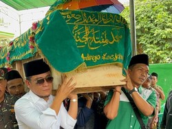 Momen Gus Miftah Tak Kuasa Tahan Tangis Saat Antar Ayah ke Peristirahatan Terakhir