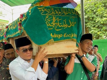 Momen Gus Miftah Tak Kuasa Tahan Tangis Saat Antar Ayah ke Peristirahatan Terakhir