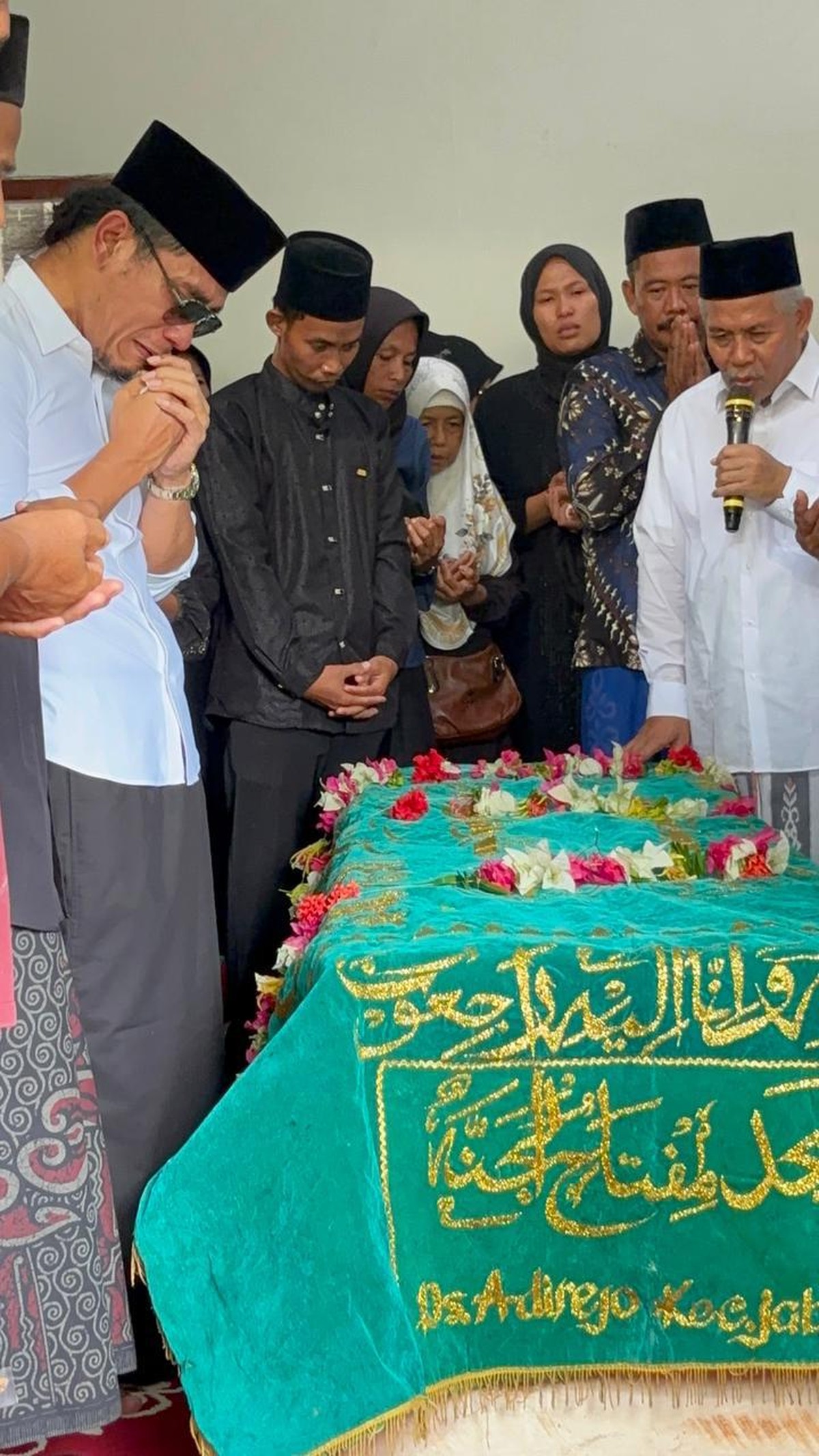 Gus Miftah antar ayah ke peristirahatan terakhir