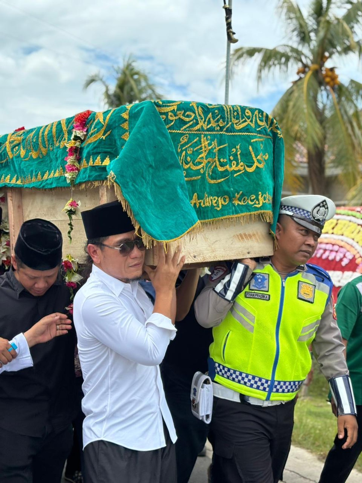 Gus Miftah antar ayah ke peristirahatan terakhir