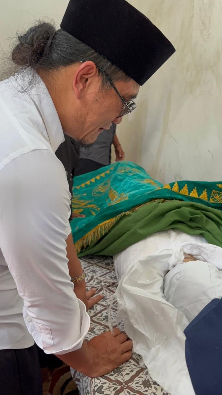 Gus Miftah antar ayah ke peristirahatan terakhir