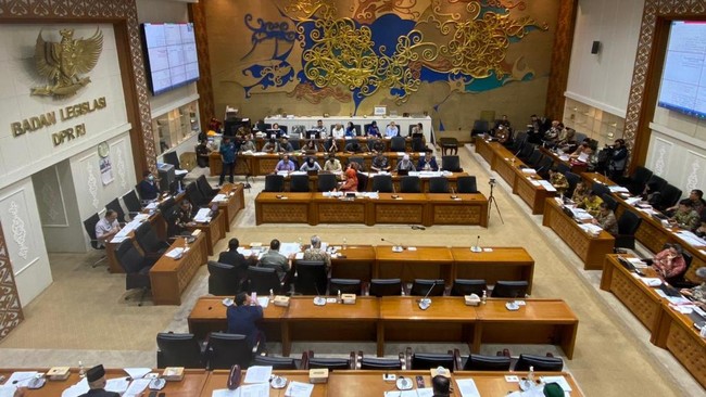 Baleg DPR percepat pembahasan RUU Pemerintahan Aceh untuk disahkan 2026. Usulan MoU Helsinki sebagai pertimbangan dalam RUU disetujui.