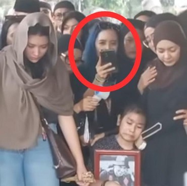 Ini Identitas Asli Wanita Berambut Biru yang Live di Pemakaman Gary Iskak