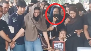 Ini Identitas Asli Wanita Berambut Biru yang Live di Pemakaman Gary Iskak