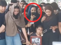 Ini Identitas Asli Wanita Berambut Biru yang Live di Pemakaman Gary Iskak