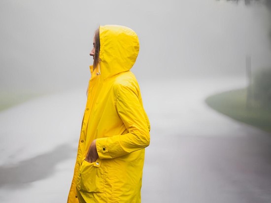 Anti Basah! 3 Jas Hujan Ini Bisa Jadi Pilihan dan Penyelamat Terbaik saat Musim Hujan