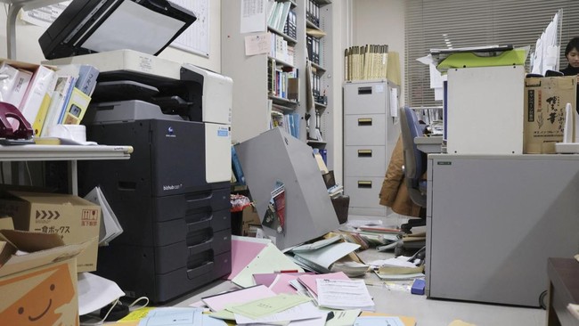 Gempa bermagnitudo 7,5 mengguncang wilayah timur laut Jepang pada Senin (8/12) malam.