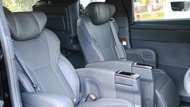 Meski kelihatannya serupa, pilot seat berbeda dari captain seat terutama dari sisi kemewahan dan fitur.