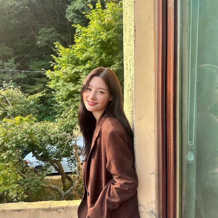 <p>Kalau Bunda suka pergi ke tempat yang berangin, <em>outfit</em> ala Jung Chae Yeon ini bisa jadi referensi. Tampil dengan coat cokelat, simpel, tetapi tetap bagus untuk mengikuti tren Outfit of the Day warna cokelat di sosial media. (Foto: Instagram @j_chaeyeoni)</p>