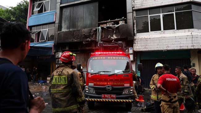 Kebakaran Gedung Terra Drone di Jakarta mengakibatkan 22 korban tewas. Korban selamat berhasil evakuasi melalui rooftop. Penyebab kebakaran diduga baterai.