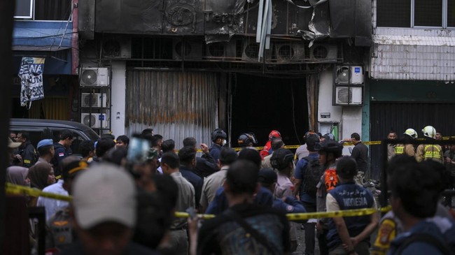 RS Polri Kramat Jati identifikasi tiga jenazah dari 22 korban kebakaran Gedung Terra Drone. Kebakaran diduga akibat baterai yang terbakar.