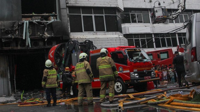 Kebakaran gedung Terra Drone di Jakarta Pusat diduga dipicu baterai drone, menewaskan 22 orang. Polisi selidiki penyebab dan indikasi kelalaian.