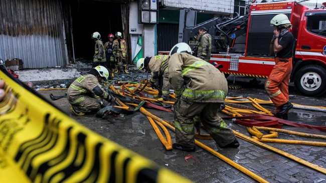 Kapolsek Kemayoran mengalami luka saat membantu penanggulangan kebakaran Gedung Terra Drone di Cempaka Baru. Total ada 22 korban jiwa dalam peristiwa itu.