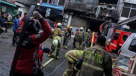 Gelisah Ibu Cari Jenazah Anak Usai Kebakaran Gedung Terra Drone