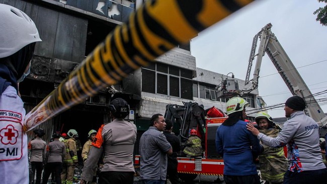 Kapolres Jakarta Pusat akan memeriksa pemilik Terra Drone setelah kebakaran yang menewaskan 22 orang. Gubernur Pramono ingatkan pentingnya keselamatan gedung.