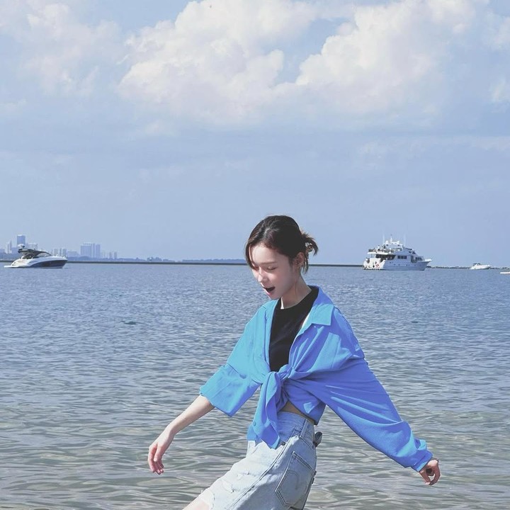 <p>Kemeja biru laut yang dikenakan Winter terlihat sangat serasi dalam potret berlatar air laut yang biru ini. Bunda bisa kenakan <em>outfit</em> bernuansa biru apabila ingin liburan ke pantai, ootd ini sangat cantik dan Instagramable. (Foto: Instagram @imwinter)</p>