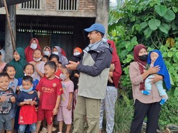 Anies Nyanyi Bareng Anak-anak Korban Banjir-Longsor di Aceh Tamiang