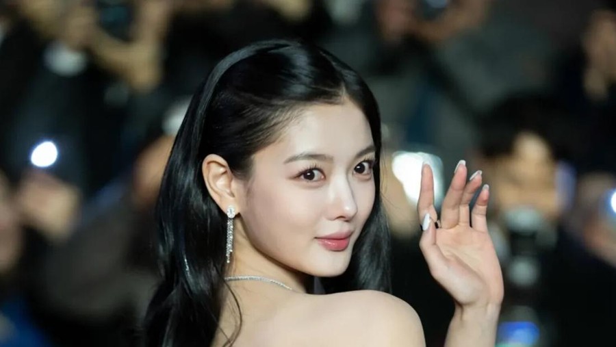 Kim Yoo Jung sukses merampungkan proyek akting berupa drama 'Dear X' yang memberinya kesempatan untuk menjajal peran sebagai aktris ternama yang memiliki sisi manipulatif dalam relasi hubungan sosialnya&period;&sol; Foto&colon; instagram&period;com&sol;awesome&lowbar;ent&lowbar;official