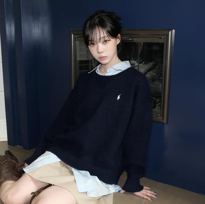 <p>Kombinasi kemeja berkerah, <em>crewneck</em>, dan rok selutut, membuat Winter tampil menggemaskan ala anak High School in Jakarta yang baru pulang sekolah. Bunda juga bisa pakai <em>outfit</em> ini agar tampil lebih muda dan juga <em>fresh</em>. (Foto: Instagram @imwinter)</p>