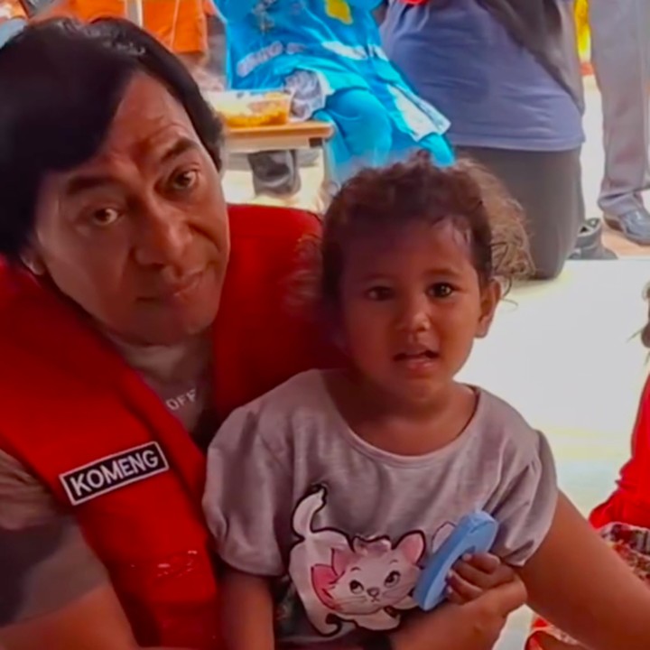 <p>Selama berada di posko pengungsian, Komeng memperlihatkan kedekatannya dengan anak-anak dengan mendengarkan kisah mereka satu per satu. Dalam satu momen, Komeng bahkan terlihat memangku seorang anak perempuan. (Foto: Instagram @pmi_kab_agam/ @palangmerah_indonesia/ @komeng.original)</p>