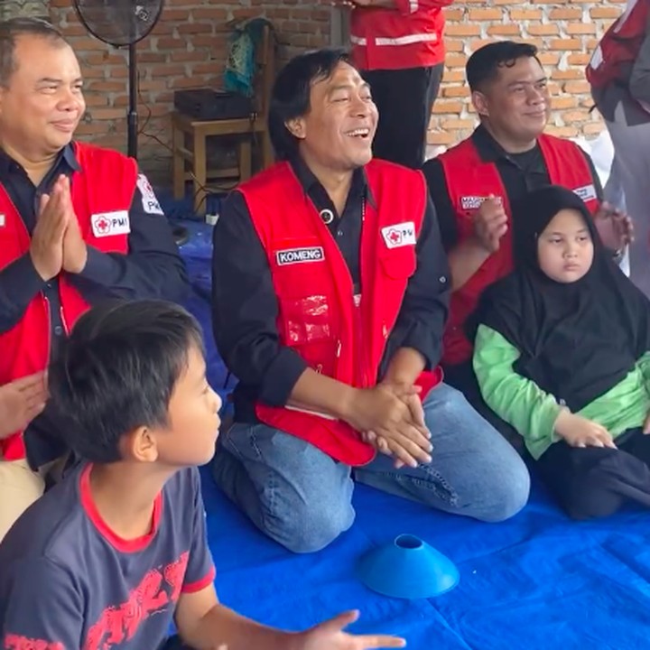 <p>Komeng melakukan kunjungan sebagai relawan dan anggota Palang Merah Indonesia (PMI). Sembari mengenakan jaket merah khas PMI&nbsp;yang bertuliskan namanya, Komeng mendatangi lokasi terdampak banjir, di mana banyak rumah warga rusak parah tersapu air bah. (Foto: Instagram @pmi_kab_agam/ @palangmerah_indonesia/ @komeng.original)</p>