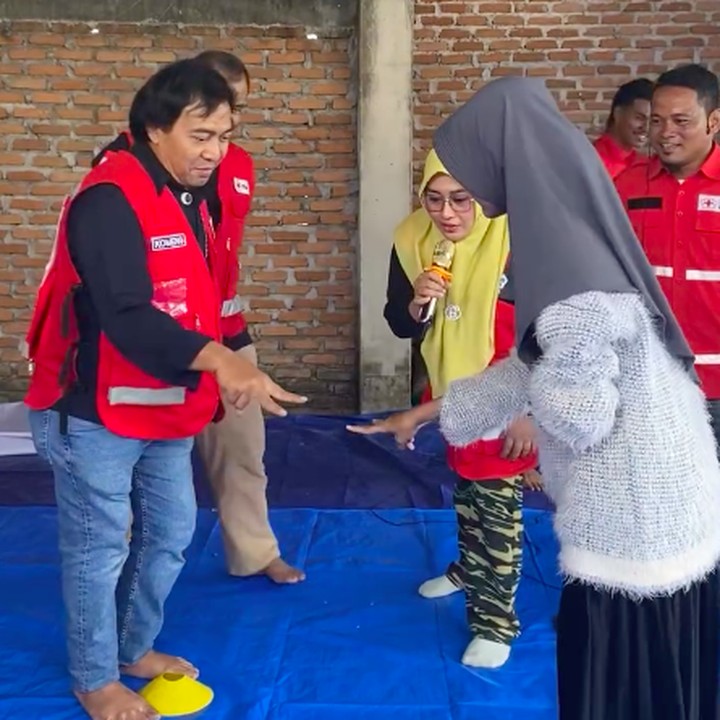 <p>Setelah membantu di dapur umum, Komeng melanjutkan kegiatannya dengan mendatangi posko yang berisi banyak pengungsi anak-anak. Di sini, pria kelahiran Jakarta itu ikut menghibur warga dan anak-anak dengan ikut bermain bersama. "Hadirkan kebahagiaan di tengah duka, komedian ternama indonesia Komeng hibur masyarakat dan anak-anak di pengungsian," demikian isi <em>caption</em> unggahan PMI Kabupaten Agam terkait video Komeng yang menghibur anak di posko pengungsian. (Foto: Instagram @pmi_kab_agam/ @palangmerah_indonesia/ @komeng.original)</p>