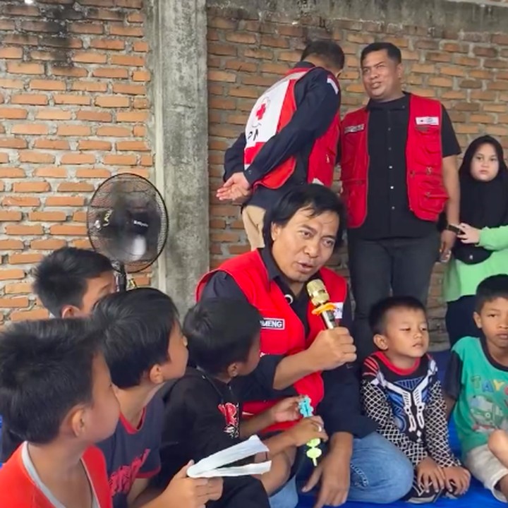 <p>Video dan potret Komeng yang turun langsung menunjungi pengungsi korban banjir di Kota Padang ini menuai respons positif dari netizen. Banyak yang mendukung aksi positif dari Komeng. "Lagi musibah ada Bang Komeng, suasana jadi riang gembira, ketawa-tawa, sesaat lupa dengan derita bencana," tulis akun @mi***. "Nah, kehadiran yang seperti ini yang dibutuhkan, untuk membantu redakan rasa trauma para korban terutama anak-anak. Sehat selalu orang-orang baik," ungkap @in***. (Foto: Instagram @pmi_kab_agam/ @palangmerah_indonesia/ @komeng.original)</p>