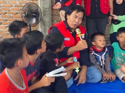 5 Momen Komeng Kunjungi Korban Banjir Sumatera, Hibur Warga di Pengungsian