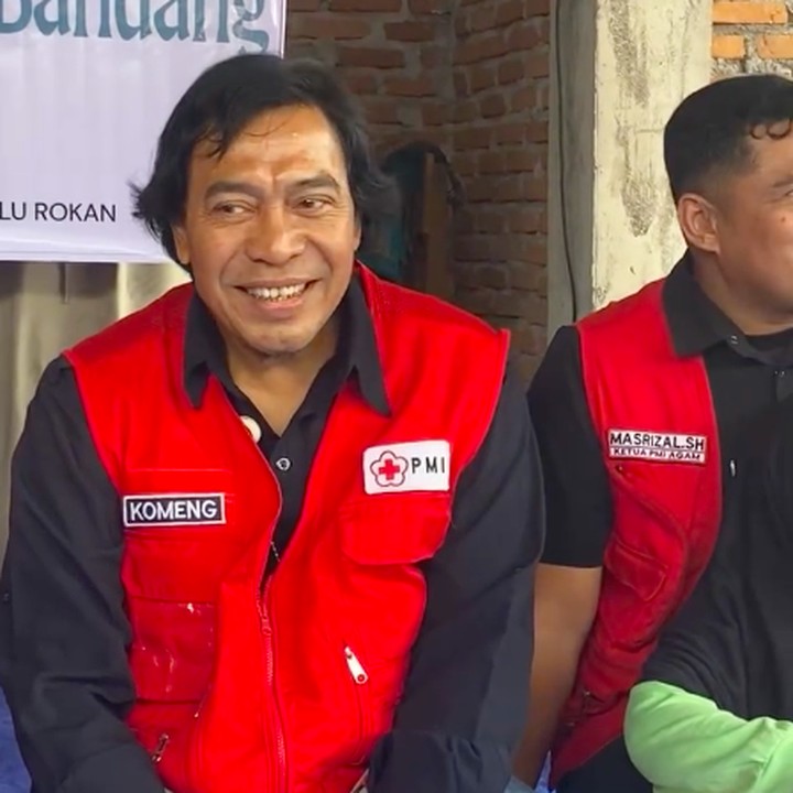 <p>Komedian dan anggota DPD RI, Alfiansyah Bustami atau dikenal sebagai Komeng, menjadi salah satu<em> public figure</em> yang turun langsung memberikan bantuan pada korban terdampak banjir Sumatera. Belum lama ini, Komeng terlihat mengunjungi para pengungsi yang berada di kota Padang, Sumatera Barat. (Foto: Instagram @pmi_kab_agam/ @palangmerah_indonesia/ @komeng.original)</p>