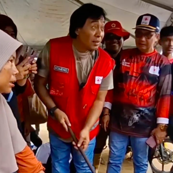 <p>Selama berada di kota Padang, Komen juga bercengkrama dengan para warga terdampak banjir. Pria 55 tahun ini bahkan sempat membantu memasak makanan untuk para pengungsi di dapur umum. Dengan gaya komedi khasnya, Komeng berusaha menghibur para Bunda yang tengah memasak di sana. (Foto: Instagram @pmi_kab_agam/ @palangmerah_indonesia/ @komeng.original)</p>