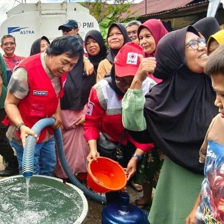 <p>Selain memasak, Komeng juga membantu PMI dalam menyediakan air bersih untuk para pengungsi. Melalui unggahan di Instagram miliknya, Komeng mengungkap betapa pentingnya air bersih ini untuk setiap warga di sana. "Ketika air bersih mengalir, harapan pun ikut mengalir. Mari jaga dan pastikan setiap warga mendapat hak atas air yang layak," tulisnya. (Foto: Instagram @pmi_kab_agam/ @palangmerah_indonesia/ @komeng.original)</p>