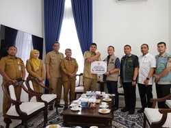Kunjungan Kemanusiaan ke Sumut, Walkot Pekanbaru Serahkan Bantuan Rp 1,5 M