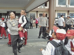 Senangnya Kapolres Blitar Digeruduk Siswa SD, Kantor Mendadak Riuh-Seru
