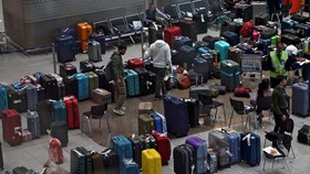 FOTO: Situasi Chaos saat Maskapai India Batalkan Ribuan Penerbangan