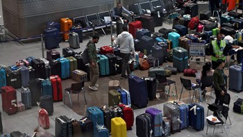 FOTO: Situasi Chaos saat Maskapai India Batalkan Ribuan Penerbangan