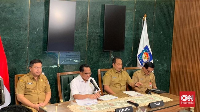 Mendagri Tito Karnavian umumkan Bupati Aceh Selatan Mirwan MS magang 3 bulan di Kemendagri setelah diberhentikan sementara.