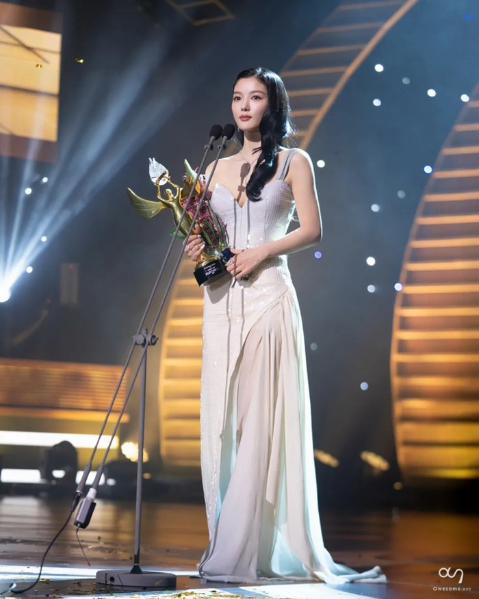 Mengesampingkan karakter dalam peran barunya, gaya glamour Kim Yoo Jung di drama 'Dear X' selalu berhasil memukau mata, salah satunya adalah gaun panjang shimmer dengan bagian bawah sheer saat menerima piala./ Foto: instagram.com/awesome_ent_official