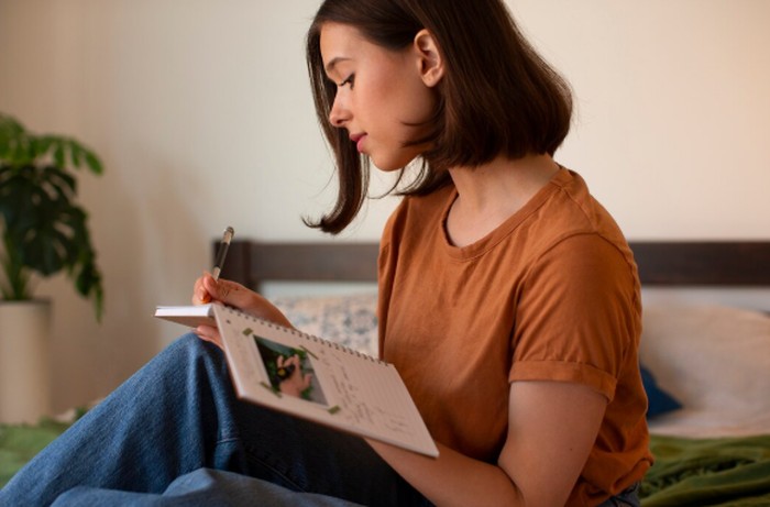 Menepati janji kepada diri sendiri membangun rasa percaya diri dan keyakinan pribadi. Penelitian menunjukkan ekspektasi realistis meningkatkan motivasi dan komitmen jangka panjang./ Foto: freepik.com