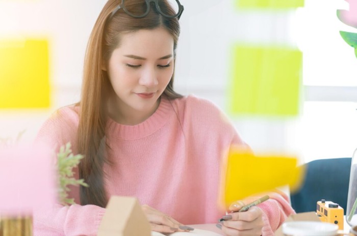 Melakukan hal sulit secara berkala membangun ketangguhan dan rasa hormat terhadap diri sendiri. Studi menunjukkan bahwa self-compassion dan growth mindset membantu seseorang bertahan saat menghadapi kegagalan./ Foto: freepik.com/Lifestylememory