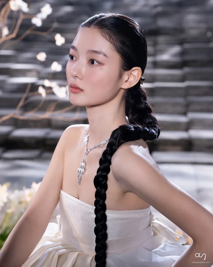 Meskipun perannya hidup di zaman modern, namun Kim Yoo Jung mampu memancarkan kecantikan oriental alami dengan rambut hitam panjangnya yang dikepang dalam balutan pakaian tradisional./ Foto: instagram.com/awesome_ent_official