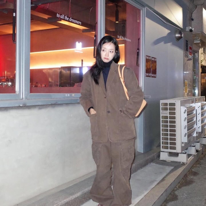 <p>Outfit cokelat ala bintang drama Korea <em>Reply 1998</em>, Lee Hyeri, tak kalah menarik, Bun. <em>Coat</em> dan celana coklat ini cocok banget untuk dipakai di musim hujan agar OOTD Bunda tetap <em>stylish</em> dan tubuh tetap terjaga dengan hangat. (Foto: Instagram @hyeri_0609)</p>