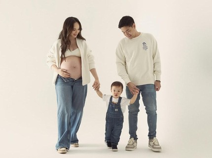 Potret Maternity Shoot Kehamilan Kedua Pamela Bowie, Tampil Hangat Bersama Suami & Anak