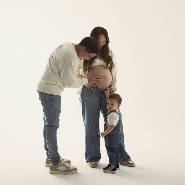 <p>Suami dan anak Pamela juga mengenakan pakaian berwarna senada dengannya. Sang suami terlihat memakai kaus panjang berwarna putih dengan celana jeans biru keabu-abuan. Sementara anaknya Oliver tampak mengenakan kaus putih dan <em>jumpsuit</em> jeans. (Foto: Instagram @pammybowie)</p>